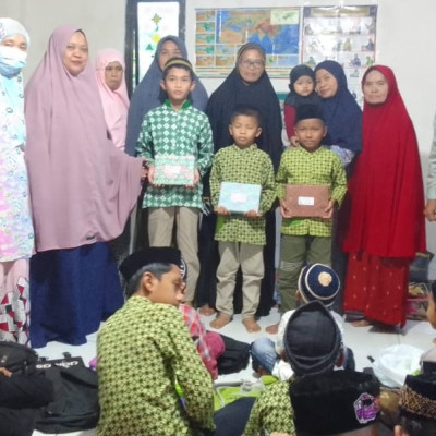 Guru RA Nurul Hikmah Sekaligus Pembina TPQ Al Ikhwan Padang Malabo Berbagi Cinderamata Kepada Santri TPQ