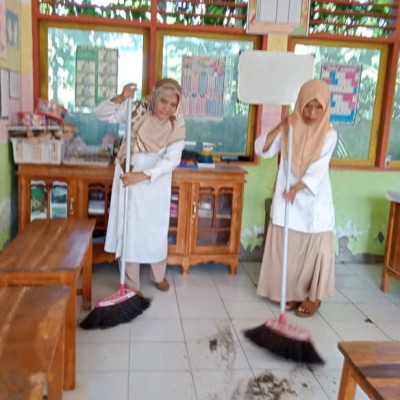 Aksi Bersih-bersih Tenaga Pendidik RA Khaerunnisa Swatani di Hari Pertama Sekolah