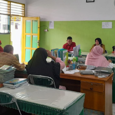 Sambut Tahun Ajaran Baru, PLT MIN 1 Tana Toraja Pimpin Rapat Pembagian Tugas