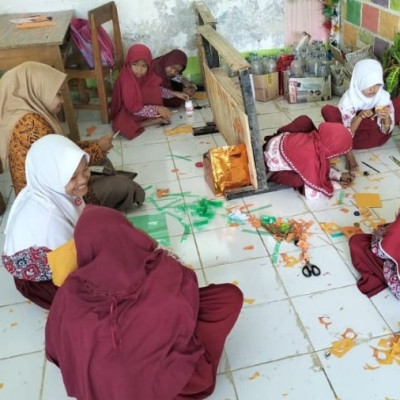 Kreatif, jOlah Sampah Plastik untuk Percantik Kelas di MI Al-Khaerat Tudonro