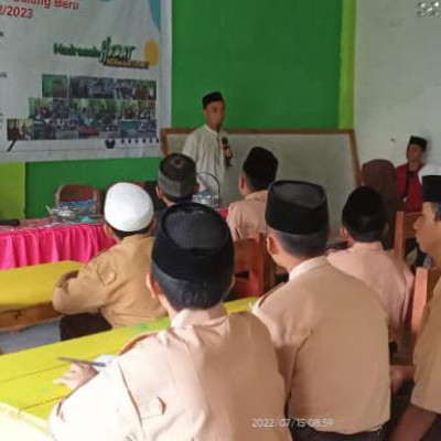Guru Tahfizh As'adiyah Galung Beru Sampaikan Materi Anti Diskriminasi dan Bullying
