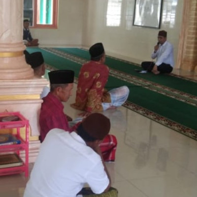 Muhammad Fadli Penyuluh Agama Islam KUA Mallusetasi Bawakan Pengajian Di Masjid Nurul Huda Ujung Indah