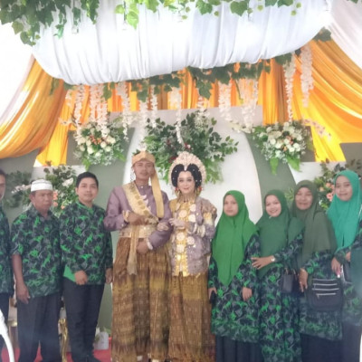 Stakeholder MTs Muhammadiyah Bulukumba Menghadiri Acara Pernikahan Salah Satu Gurunya