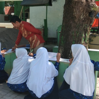 Guru Bahasa Indonesia MTs Muhammadiyah Bulukumba Buat Suasana Belajar Berbeda