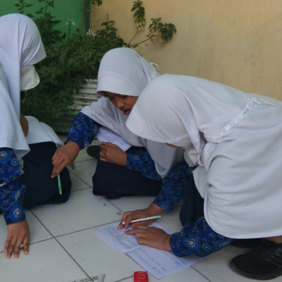Antusiasme Siswa MTs Muhammadiyah Bulukumba Mengikuti Pelajaran Bahasa Indonesia di Luar Ruangan