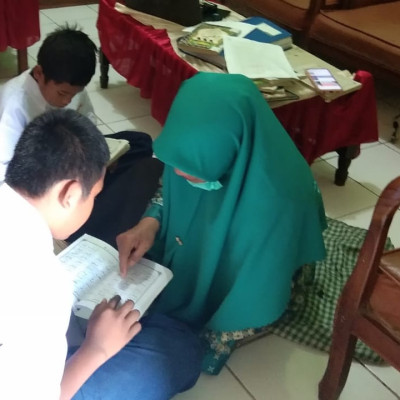 Beri Bimbingan Khusus, Guru Al Quran Hadist MTs Muhammadiyah Bulukumba Latih Siswa Mengaji