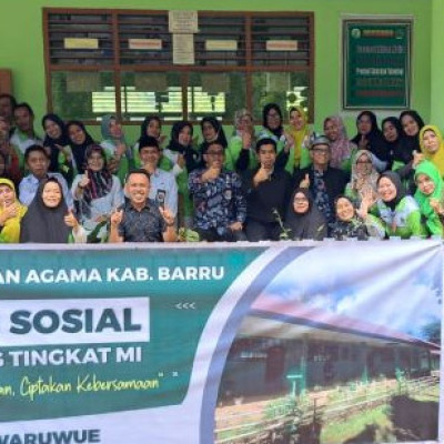 Tak Kenal Jarak, Kakan Kemenag Barru Temui Guru Madrasah Ibtidaiyah dalam Acara Bakti Sosial di Waruwue Desa Harapan