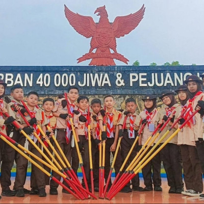 Usai Lomba Siswa MTs Muhammadiyah Bulukumba Foto Bersama Di Depan Monumen Korban 40 Ribu Jiwa 
