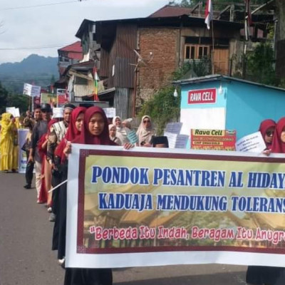 Ponpes Al-Hidayah Kaduaja Terlibat dalam Karnaval Merdeka Toleransi Tingkat Kabupaten Tana Toraja