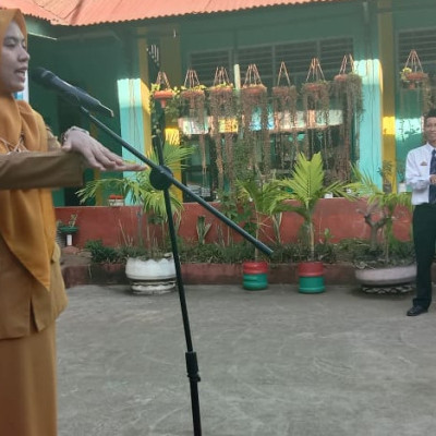 Sinergitas Madrasah, Hadirkan Dokter PKM Bontomarannu Jadi Pembina Upacara MTsN Gowa
