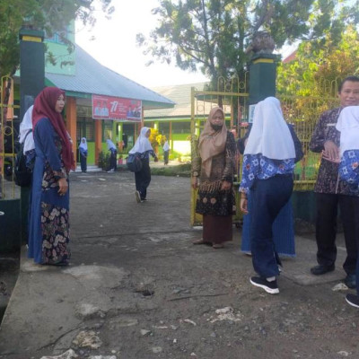 Kamad dan Pendidik MTsN 2 Bone Sambut Kedatangan Siswa di Pintu Gerbang