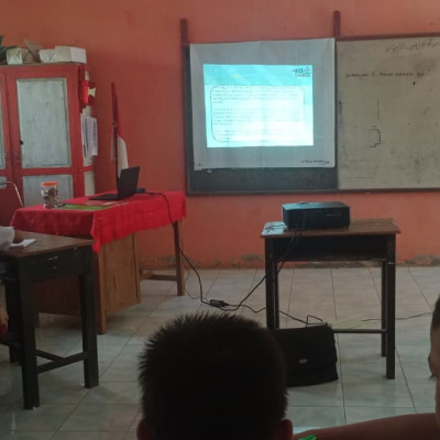 Guru MIS Karama Menggunakan Media LCD Proyektor Dalam PBM di Kelas