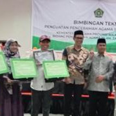 Guru MAS PPUW Terima Penghargaan Kemenag Provinsi Sul-Sel pada Kompetisi Film Pendek Islami.