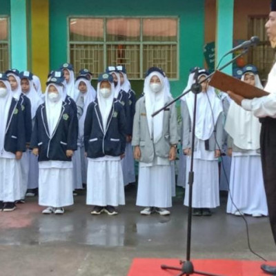 Ketua Penjamin Mutu Madrasah : Upacara Rutin Momentum Pembinaan Disiplin di MTsN Gowa