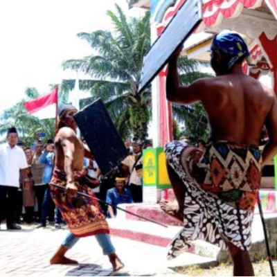 Kakankemenag Lutim hadir bersama Suku Sasak di Lutim, Saksikan Tarian Peresean Lombok