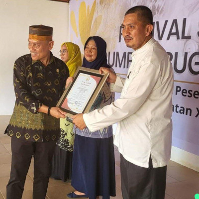Barzanji Bugis Tanete Riattang Terima Penghargaan Di Festival Sempugi 2022
