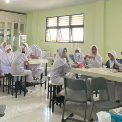 Mahasiswa Kimia UIM Demo “Chemistry in Daily Life” di MA Arifah