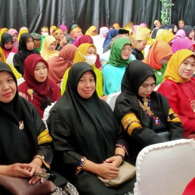 Segenap ASN MTsN 2 Bulukumba Hadiri Upacara HAB ke-77 Dengan Kostum Adat Nusantara