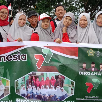 Stakeholder MTs Muhammadiyah Bulukumba Turut Andil Dalam Jalan Sehat HAB Ke 77