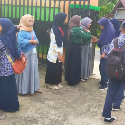Aktivitas Guru Piket MTsN 5 Bulukumba, Sambut Siswa di Gerbang Madrasah