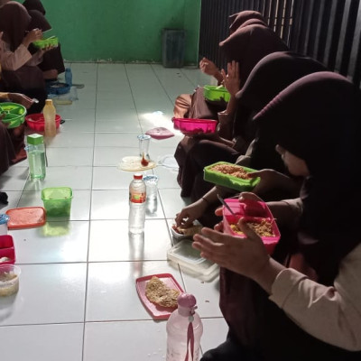 Pupuk Kebersamaan, Siswa MTs Muhammadiyah Bulukumba Makan Bersama Tiap Jumat