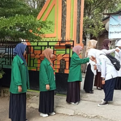 Guru dan Mahasiswa KKLP STAI Al-Ghazali Menjemput Siswa Di Gerbang Madrasah MTs Guppi Mattirowalie