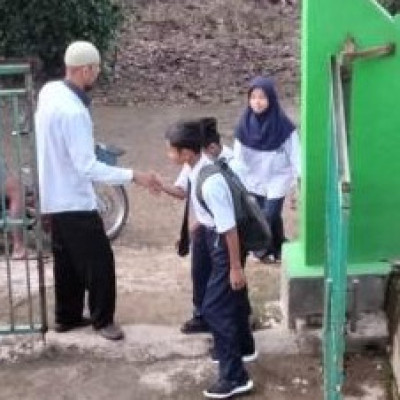 Kamad MTs Muhammadiyah Songing Tegaskan Pendidik Saat Piket Wajib Depan Gerbang