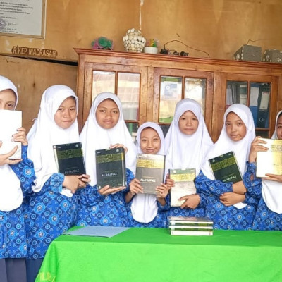 MTs Muhammadiyah Bulukumba Dapat Bantuan Al Quran dari LazisMu