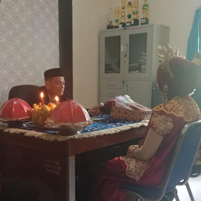 Pasangan Muallaf Pilih Nikah di KUA Barombong.