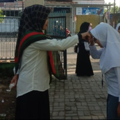 Sambut Siswa Di Depan Gerbang Madrasah Ini yang dilakukan Guru MTs Muhammadiyah Bulukumba