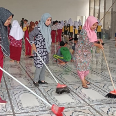 Keterlibatan Warga MIN 1 Bone Dalam Proses Pembersihan Masjid Istiqbal Sibulue