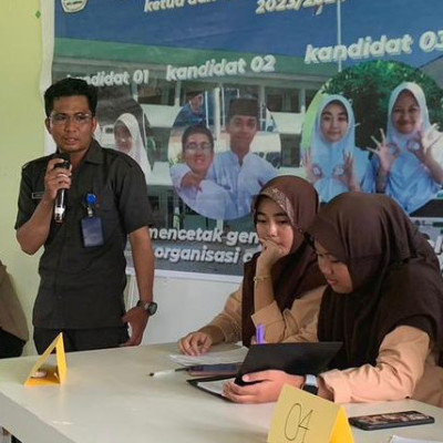 Seleksi Nahkoda Baru, OSIM MTs Arifah Gelar Debat Calon dan Wakil Ketua
