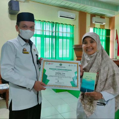 Guru MTSS DDI Kalosi Terima Penghargaan dari Kakan Kemenag Kab. Sidenreng Rappang