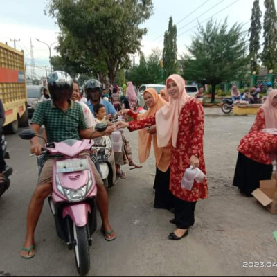 Peduli  Terhadap Sesama Muslim, DWP Kemenag Takalar Kembali Berbagi Takjil Ramadhan.