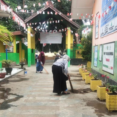 Peduli Lingkungan Madrasah, MIN 1 Bulukumba Giatkan Aksi “Jumat Bersih”