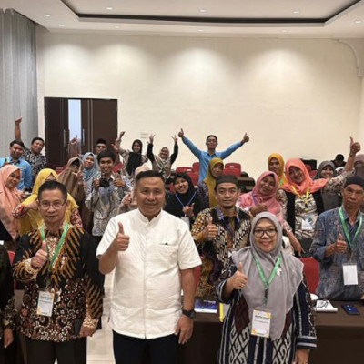 Kasubag TU Kemenag Kota Makassar Ulas Toleransi dan Moderasi Beragama pada MGMP Guru Bahasa Indonesia