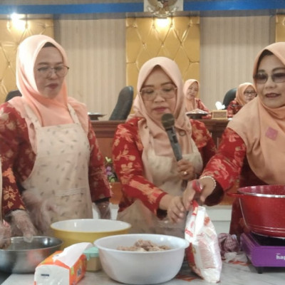 Pertemuan Rutin Darma Wanita OPD Instansi se-kabupaten Bulukumba, DWP Kemenag Bulukumba Demo Masak Ayam Crispy
