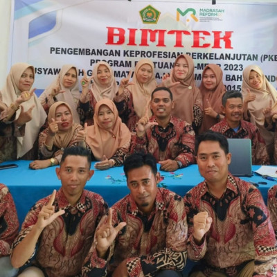 Gunakan Uniform Batik, Peserta MGMP Bahasa Indonesia Lakukan Foto Bersama Usai Kegiatan IN