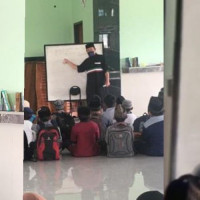 Para Guru agama Islam MIS YPRI Berikan Materi Tajwid Pada Siswa-Siswanya
