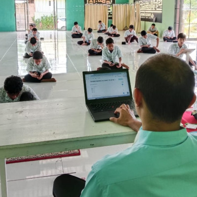 47 Orang Siswa MTs Darul Istiqamah Bulukumba Ikuti Pembelajaran Imla' dengan Media Android