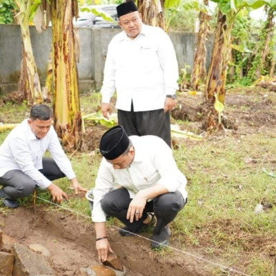 Kakankemenag Gowa Lakukan Peletakan Batu Pertama Pembangunan Musholla KUA Barombong