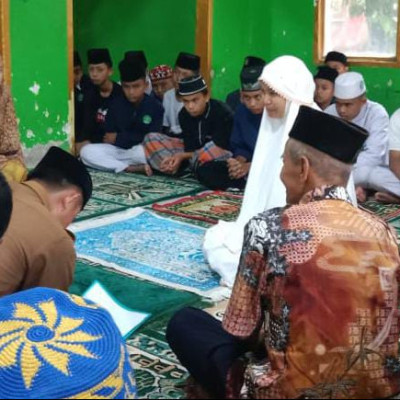 Ketua Yayasan Pontren As’adiyah Galung Beru Tuntun Syahadat Warga Bonto Masila