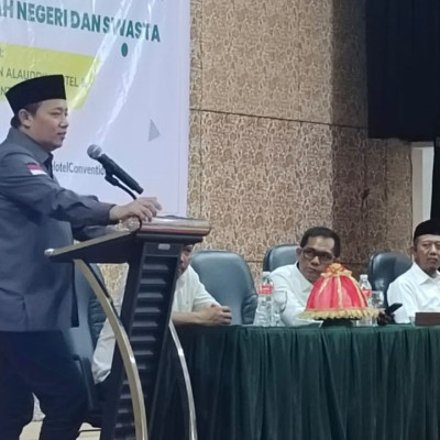 Direktur KSKK Madrasah Kemenag RI Paparkan Materi pada Kegiatan Pembinaan dan Penguatan Kompetensi Kepala Madrasah di Makassar.