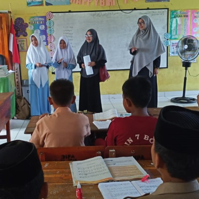 Sosialisasi SMP Pesantren Putri AlMunawwarah Membawa Inspirasi di MIN 7 Bone