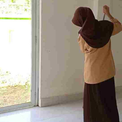 Siswi MTsN Pinrang Bergotong Rorong Bersihkan Mushollah Madrasah