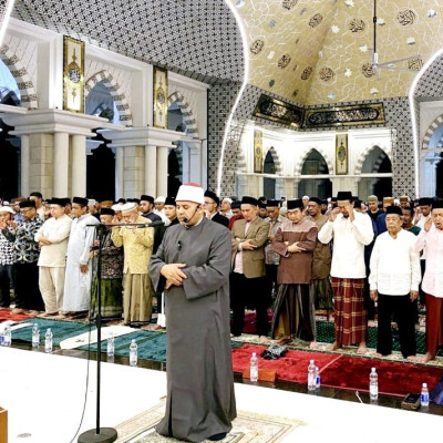 Hari Pertama di Sulsel, Dai Asal Kairo Mesir Menjadi Imam Salat Tarawih di Masjid Raya Makassar