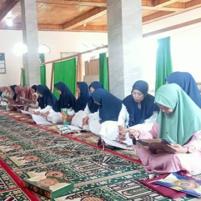 Rombongan Berbaju Putih Ramaikan Acara Khatam Al-Qur’an di Masjid Al-Ikhlas Bonto Tengnga