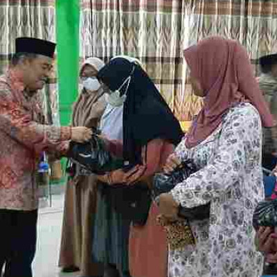 Kakan Kemenag Pinrang, Irfan Daming Bagikan Paket Sembako Dalam Rangka Festival Ramadhan