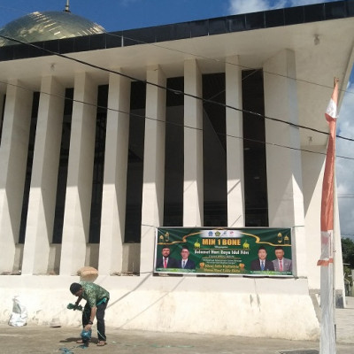 Jelang Hari Raya, MIN 1 Bone Bentangkan Spanduk Ucapan Selamat Di Masjid Istiqbal Sibulue
