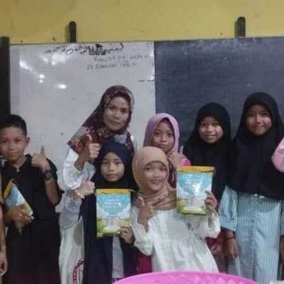 Guru MIN 8 Bone Berbagi Bingkisan sebagai Motivasi Amalia Ramadhan